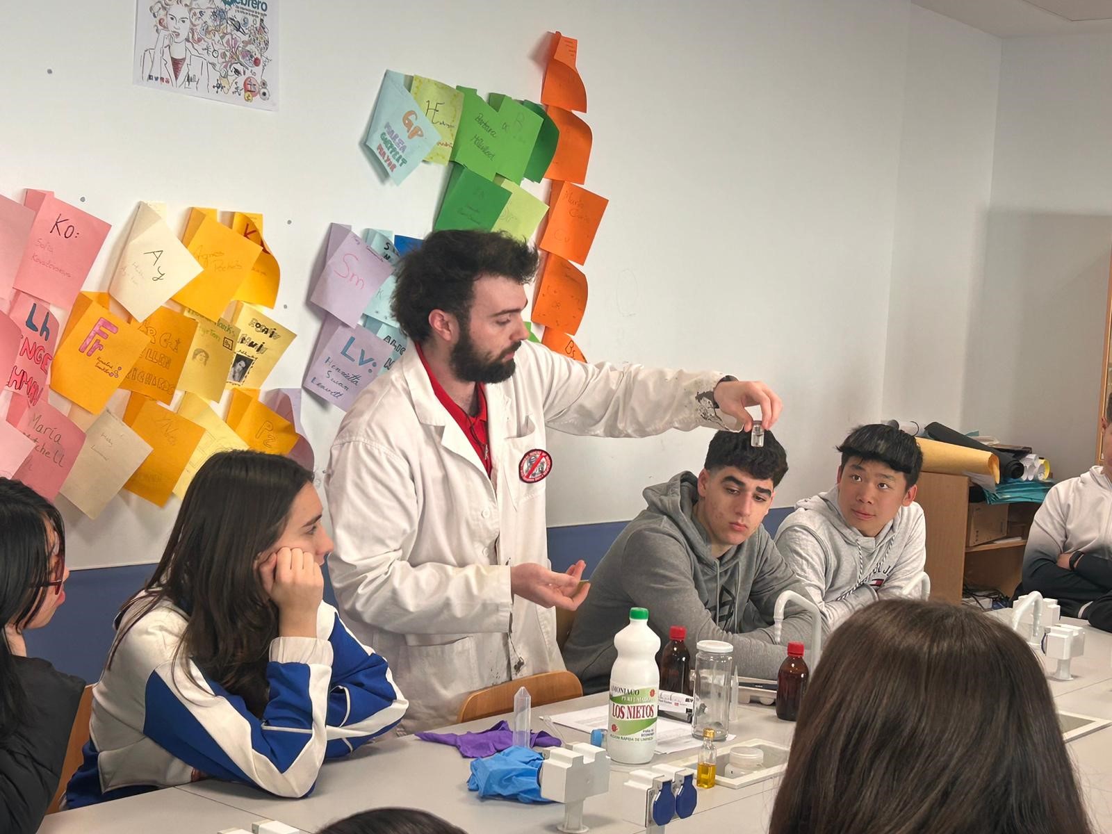 Ciencia en el barrio. Rodrigo Cordón explicando el taller de ferrofluidos.